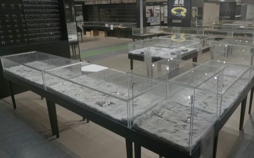 薇娅公司仓库曝光 零食日用品首饰琳琅满目，规模堪比商场